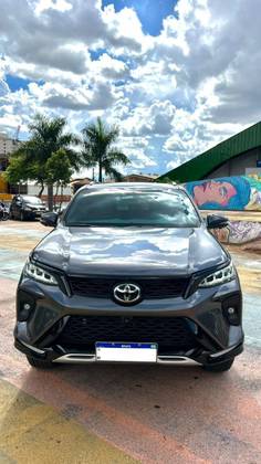 TOYOTA HILUX SW4 2.8 D-4D TURBO DIESEL DIAMOND 7L 4X4 AUTOMÁTICO